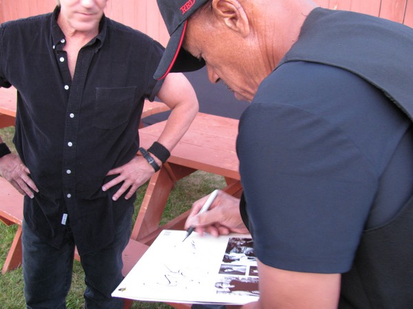 Tunes signing an album